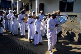 Archipel-des-Comores;-France;-Hommes;-Kaleidos;-Kaleidos-images;-La-parole-à-limage;-Laurent-Abad;-Mayotte;-Musique;-Océan-Indien;-Procession;-Religion;-Stories-Pictures;-Tambourin;-Tari;-Tenue-blanche;-Tradition